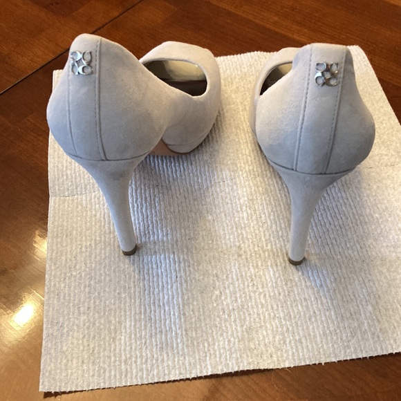 COACH LIGHT GRAY SUEDE LEATHER SELMA HEELS. NEVER WORN. GORGEOUS! SIZE 7.  NWOT - Picture 3 of 13